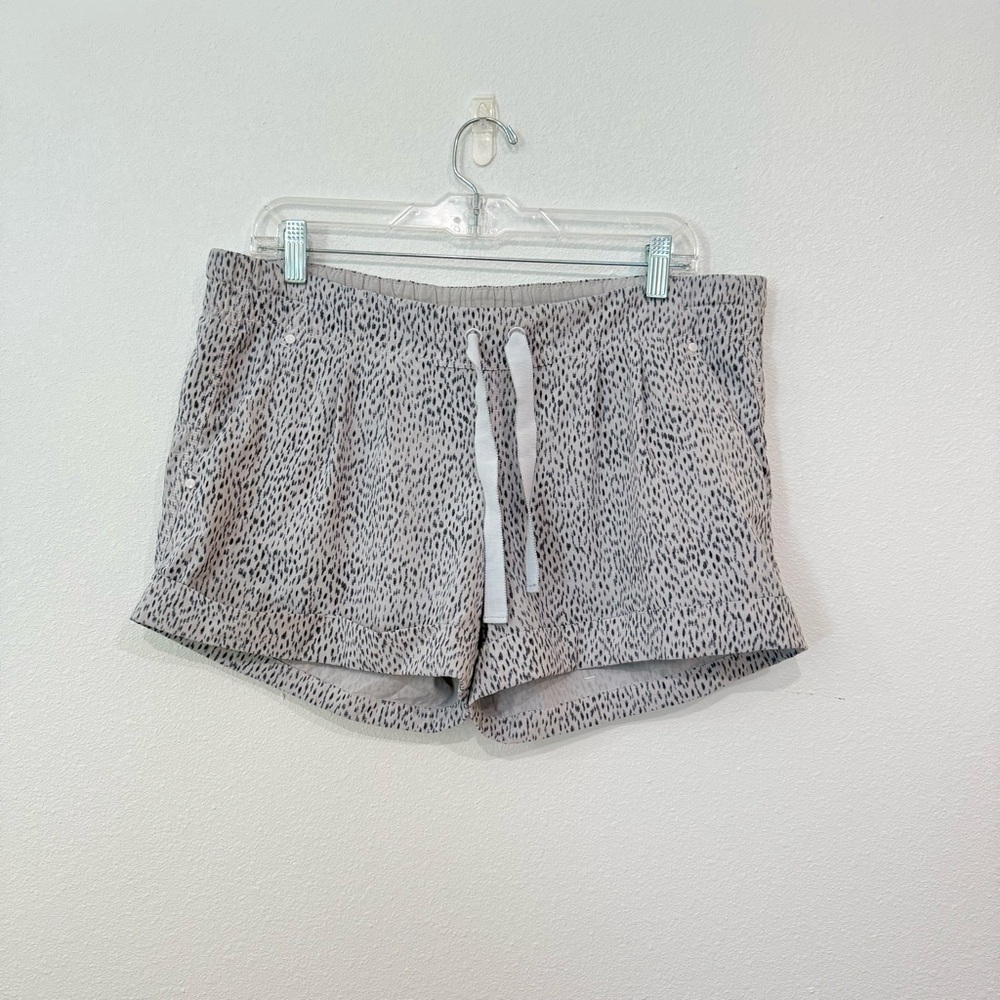 Lululemon Women’s Spring Break Away Shorts Dottie Dash White Black Grey - Picture 3 of 11